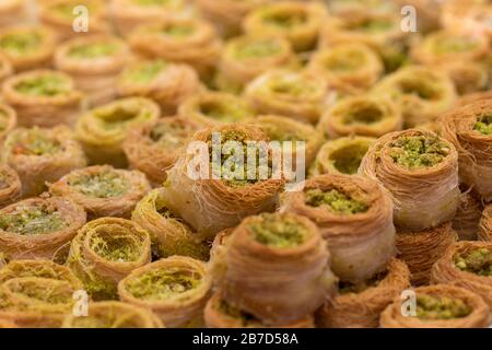 Baklawa (baklawa) pâte arabe traditionnelle et authentique du Moyen-Orient, fils de pâte frits, miel, sous la forme d'une place ouverte. Farcie de poing Banque D'Images