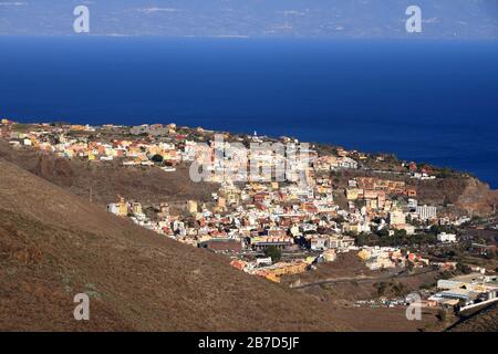 Vue générale de San Sebastian de la Gomera avec le volcan Teide (sur l'île de Tenerife) en arrière-plan, la Gomera en Espagne Banque D'Images