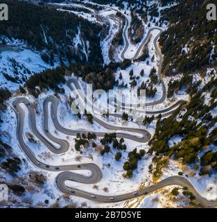 Vue aérienne des courbes de la route du col de la Maloja, vallée de Bregaglia, canton de Graubünden, Engadine, Suisse. Banque D'Images