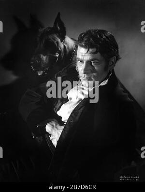 Laurence OLIVIER Portrait comme Heathcliff avec son chien à WUHERING HAUTEURS 1939 réalisateur WILLIAM WYLER scénario Ben Hecht et Charles MacArthur roman Emily Bronte The Samuel Goldwyn Company / United Artists Banque D'Images