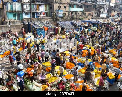 L'un des plus grands marchés de fleurs d'Asie — Malik ghat, Kolkata, Inde — offre une myriade de fleurs. Banque D'Images