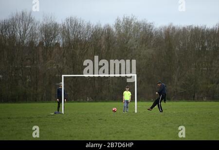 Les gens jouent au football sur Hackney Marshes à Londres après l'annonce de vendredi selon laquelle la Premier League a suspendu tous les matchs jusqu'au samedi 4 avril 2020. Banque D'Images