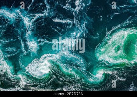 Résumé fond. Des vagues d'eau de la rivière et la mer se rencontrent à marée haute et marée basse. Les tourbillons du maelström d'Saltstraume Banque D'Images