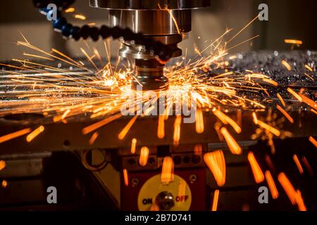 Travail des metaux tour CNC fraiseuse. La technologie de traitement moderne de la coupe du métal. La mouture est le processus d'usinage en utilisant les lames rotatives à déposer Banque D'Images