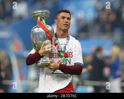 Paris, Frankreich. 10 juillet 2016. FIRO: 10.07.2016 M51, Match 51, Fuvuball, International, European Championship 2016, UEFA, EURO 2016, European Championship 2016, National team, final, final European Champions Portugal POR, Portugal - FRA, France 1: 0 (NV) POR Cristiano Ronaldo, avec EM Cup | usage mondial crédit: DPA/Alay Live News Banque D'Images