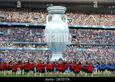 Paris, Frankreich. 10 juillet 2016. FIRO: 10.07.2016 M51, Match 51, Fuvuball, International, EM 2016, UEFA, EURO 2016, European Championship 2016, National team, final, final POR, Portugal - FRA, France 1: 0 (NV) dépôt, Feature, General, EM Cup, programme préliminaire, show, danse, insert de danse | usage mondial crédit: DPA/Alay Live News Banque D'Images