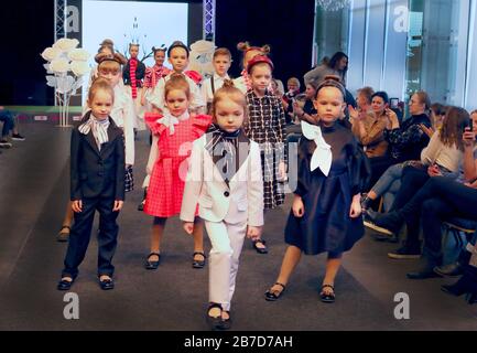 Minsk, Biélorussie. 15 mars 2020. Les enfants présentent des créations lors de l'événement Printemps Fashion Day 2020 à Minsk, Biélorussie, 15 mars 2020. Crédit: Henadz Zhinkov/Xinhua/Alay Live News Banque D'Images