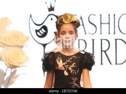 Minsk, Biélorussie. 15 mars 2020. Un enfant présente une création lors de l'événement Printemps Fashion Day 2020 à Minsk, Biélorussie, 15 mars 2020. Crédit: Henadz Zhinkov/Xinhua/Alay Live News Banque D'Images