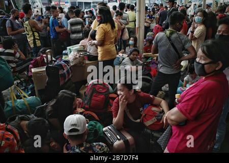 Manille, Philippines. 15 mars 2020. Les gens affluent vers un terminal de bus à Cubao, Quezon City pour quitter la capitale vendredi, 13 mars 2020 à la suite d'une annonce faite par le président Rodrigo Duterte jeudi soir d'un verrouillage imminent de 30 jours du métro Manille du 15 mars au 14 avril pour contenir la propagation du coronavirus (#COVID19) dans le pays. (Photo Larry Monserate Piojo/Sipa Usa) Crédit: Sipa Usa/Alay Live News Banque D'Images