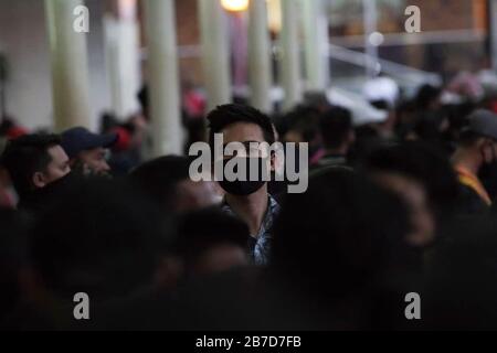 Manille, Philippines. 15 mars 2020. Les gens affluent vers un terminal de bus à Cubao, Quezon City pour quitter la capitale vendredi, 13 mars 2020 à la suite d'une annonce faite par le président Rodrigo Duterte jeudi soir d'un verrouillage imminent de 30 jours du métro Manille du 15 mars au 14 avril pour contenir la propagation du coronavirus (#COVID19) dans le pays. (Photo Larry Monserate Piojo/Sipa Usa) Crédit: Sipa Usa/Alay Live News Banque D'Images