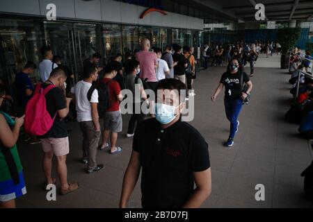 Manille, Philippines. 15 mars 2020. Les amateurs de centre commercial attendent l'ouverture d'un grand centre commercial à Mandaluyong le dimanche matin, 15 mars 2020. Les exploitants de centres commerciaux ont réduit leurs heures d'ouverture de 11:00 à 19:00 dans le cadre de la quarantaine du métro Manille pour contenir la propagation du coronavirus (#VID19) dans le pays. (Photo Larry Monserate Piojo/Sipa Usa) Crédit: Sipa Usa/Alay Live News Banque D'Images