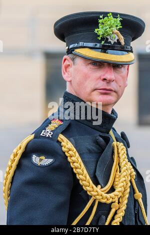 Londres, Royaume-Uni. 15 mars 2020. Chef D'État-Major Général, Général Sir Mark Carleton-Smith (Tous Deux Illustrés) - Parade De La Journée Des Gardes Irlandais À La Caserne De Wellington, Londres. Par tradition, les soldats ont été émis avec des Shamrocks frais - aujourd'hui par Lady Carleton-Smith, épouse du chef d'état-major général, le général Sir Mark Carleton-Smith. Le défilé était dirigé par la bande des gardes irlandais et comprenait des membres du premier Bataillon Irish Guards, du D Coy London Irish Rifles, du London Regiment, ainsi que des officiers et soldats retraités des deux régiments. Crédit: Guy Bell/Alay Live News Banque D'Images