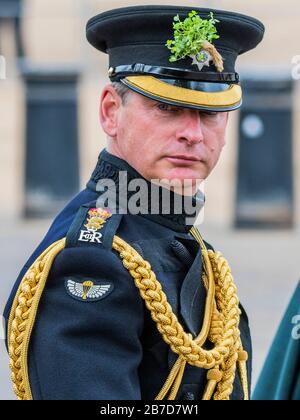 Londres, Royaume-Uni. 15 mars 2020. Chef D'État-Major Général, Général Sir Mark Carleton-Smith (Tous Deux Illustrés) - Parade De La Journée Des Gardes Irlandais À La Caserne De Wellington, Londres. Par tradition, les soldats ont été émis avec des Shamrocks frais - aujourd'hui par Lady Carleton-Smith, épouse du chef d'état-major général, le général Sir Mark Carleton-Smith. Le défilé était dirigé par la bande des gardes irlandais et comprenait des membres du premier Bataillon Irish Guards, du D Coy London Irish Rifles, du London Regiment, ainsi que des officiers et soldats retraités des deux régiments. Crédit: Guy Bell/Alay Live News Banque D'Images