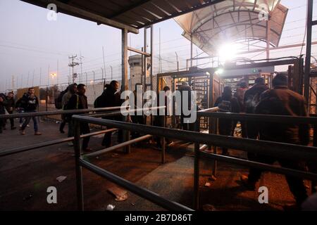 Qalqilya. 15 mars 2020. Les travailleurs palestiniens ont la queue pour traverser le point de contrôle israélien de Eyal de la ville de Qalqilya en Cisjordanie pour travailler en Israël, le 15 mars 2020. Crédit: Nidal Eshtayeh/Xinhua/Alay Live News Banque D'Images