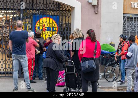 Barcelone, Espagne. 14 mars 2020. Les gens de la région qui font la queue devant un supermarché l'attendent pour être à nouveau fulled et rouvert crédit: Dino Geromella/Alay Live News Banque D'Images