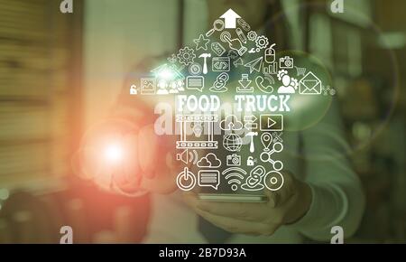Panneau de texte montrant le camion alimentaire. Photo d'affaires présentant un grand véhicule avec des installations pour la cuisine et la vente de nourriture Banque D'Images