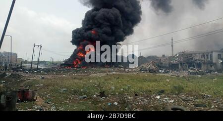 Lagos, Nigeria. 15 mars 2020. La photo prise le 15 mars 2020 montre l'emplacement d'une explosion d'oléoducs dans une ville satellite de Lagos, au Nigeria. Une explosion de oléoducs a frappé dimanche une ville satellite de Lagos, le centre économique du Nigeria, et les victimes sont craints, a déclaré un responsable de sauvetage à Xinhua. Crédit: Emmanuel/Xinhua/Alay Live News Banque D'Images