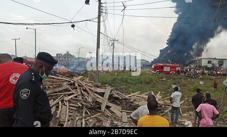 Lagos, Nigeria. 15 mars 2020. La photo prise le 15 mars 2020 montre l'emplacement d'une explosion d'oléoducs dans une ville satellite de Lagos, au Nigeria. Une explosion de oléoducs a frappé dimanche une ville satellite de Lagos, le centre économique du Nigeria, et les victimes sont craints, a déclaré un responsable de sauvetage à Xinhua. Crédit: Emmanuel/Xinhua/Alay Live News Banque D'Images