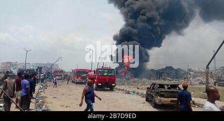 Lagos, Nigeria. 15 mars 2020. La photo prise le 15 mars 2020 montre l'emplacement d'une explosion d'oléoducs dans une ville satellite de Lagos, au Nigeria. Une explosion de oléoducs a frappé dimanche une ville satellite de Lagos, le centre économique du Nigeria, et les victimes sont craints, a déclaré un responsable de sauvetage à Xinhua. Crédit: Emmanuel/Xinhua/Alay Live News Banque D'Images