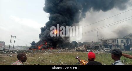 Lagos, Nigeria. 15 mars 2020. La photo prise le 15 mars 2020 montre l'emplacement d'une explosion d'oléoducs dans une ville satellite de Lagos, au Nigeria. Une explosion de oléoducs a frappé dimanche une ville satellite de Lagos, le centre économique du Nigeria, et les victimes sont craints, a déclaré un responsable de sauvetage à Xinhua. Crédit: Emmanuel/Xinhua/Alay Live News Banque D'Images