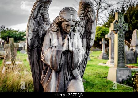 Pierre tombale d'un Ange priant à l'église Saint-Nicolas Graveyard à Chislehurst Banque D'Images