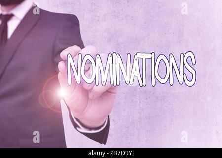 Notez par écrit indiquant les mises en candidature. Concept d'affaires pour l'action de l'état de mise en candidature ou être en nomination aux prix en Banque D'Images