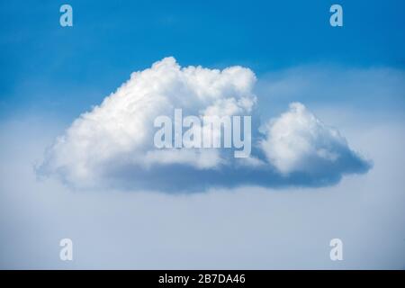 Une photo de gros plan d'un nuage blanc puffé contre un beau ciel bleu, prise dans la réserve de jeux de Madikwe, Afrique du Sud. Banque D'Images