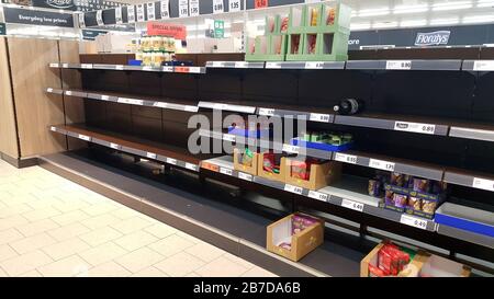 Les étagères vides de riz et de nouilles de pâtes alimentaires dans un magasin de lidl à Belfast, en Irlande du Nord, sont dues à l'achat de stocks de panique en raison de l'éclosion de coronavirus Banque D'Images