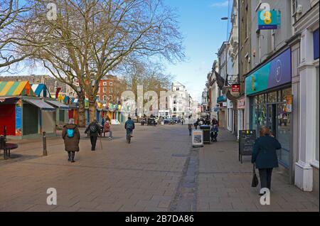 Une vue le long de Gentlemans marche un dimanche matin calme dans le centre ville de Norwich, Norfolk, Angleterre, Royaume-Uni, Europe. Banque D'Images