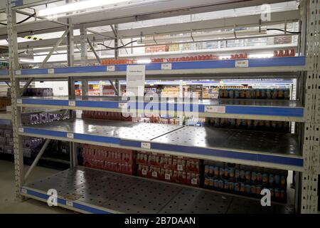 Les étagères vides qui ravirent les pâtes dans un magasin de kro-booker à Belfast, en Irlande du Nord, sont dues à l'achat de stocks de panique en raison de l'éclosion de coronavirus Banque D'Images