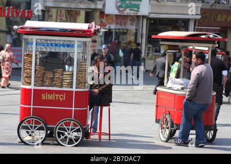 Vendeurs vendant simit, bagels, petits pains, rue Istiklal, Istanbul, Turquie Banque D'Images