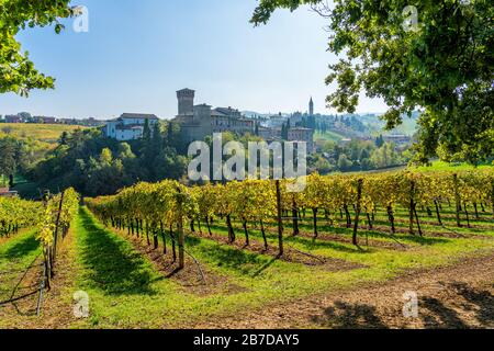 Levizzano Rangone et ses vinyars en automne. Province de Modène, Émilie-Romagne, Italie. Banque D'Images