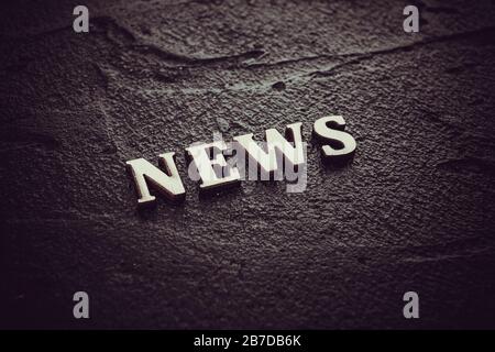Concept de mot d'actualité. Mot d'actualité sur le tableau noir Banque D'Images
