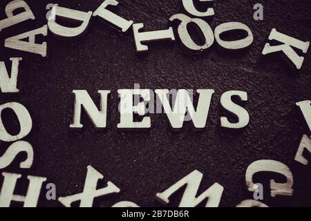 Concept de mot d'actualité. Mot d'actualité sur le tableau noir Banque D'Images