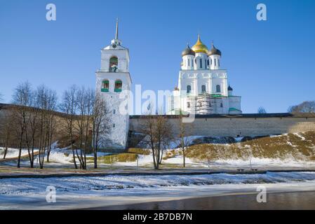 Vue sur la cathédrale de la Trinité et le clocher depuis le côté de la rivière Pskova le jour ensoleillé de février. Kremlin de Pskov, Russie Banque D'Images