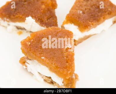 Dessert turc traditionnel, kaymakli ekmek kadayifi Banque D'Images