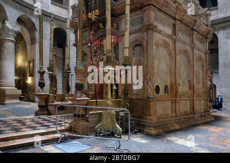 L'Edicule, qui enferme ce que l'on croit être la tombe de Jésus-Christ, à l'intérieur de l'Église du Saint-Sépulcre à Jérusalem, est vu presque vide lors de l'éclosion de la maladie du coronavirus (COVID-19) en Israël. Banque D'Images