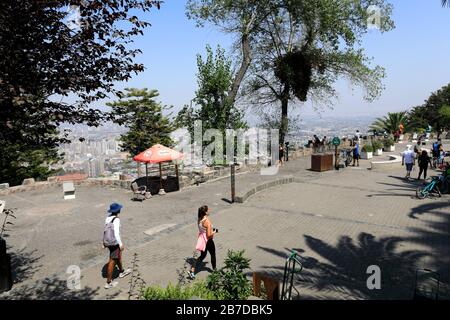 Le Point De Vue De La Terrasse Bellavista Qui Donne Sur La Ville De Santiago Depuis Cerro San Cristóbal, Au Chili. Banque D'Images