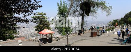 Le Point De Vue De La Terrasse Bellavista Qui Donne Sur La Ville De Santiago Depuis Cerro San Cristóbal, Au Chili. Banque D'Images