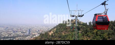 Le Téléphérique JusQu'À La Gare Oasis, Cerro San Cristóbal, Santiago City, Chili. Banque D'Images