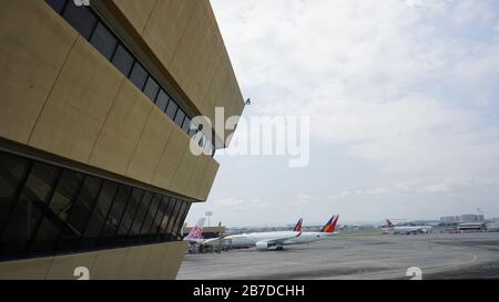 Paranaque, Philippines. 15 mars 2020. Des centaines de passagers nationaux des principaux aéroports nationaux des Philippines n'ont pas été autorisés à entrer dans le métro Manille en raison du verrouillage de la carte COVID19 Code Red Alert niveau 2 dans la métropole. Mais l'aéroport NAIA est toujours ouvert aux vols internationaux au milieu de la quarantaine du métro de Manille. (Photo De Sherbien Dacalanio/Pacific Press) Crédit: Pacific Press Agency/Alay Live News Banque D'Images