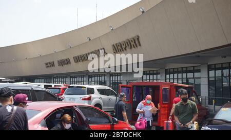 Paranaque, Philippines. 15 mars 2020. Des centaines de passagers nationaux des principaux aéroports nationaux des Philippines n'ont pas été autorisés à entrer dans le métro Manille en raison du verrouillage de la carte COVID19 Code Red Alert niveau 2 dans la métropole. Mais l'aéroport NAIA est toujours ouvert aux vols internationaux au milieu de la quarantaine du métro de Manille. (Photo De Sherbien Dacalanio/Pacific Press) Crédit: Pacific Press Agency/Alay Live News Banque D'Images