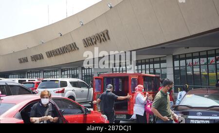 Paranaque, Philippines. 15 mars 2020. Des centaines de passagers nationaux des principaux aéroports nationaux des Philippines n'ont pas été autorisés à entrer dans le métro Manille en raison du verrouillage de la carte COVID19 Code Red Alert niveau 2 dans la métropole. Mais l'aéroport NAIA est toujours ouvert aux vols internationaux au milieu de la quarantaine du métro de Manille. (Photo De Sherbien Dacalanio/Pacific Press) Crédit: Pacific Press Agency/Alay Live News Banque D'Images