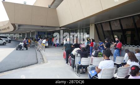 Paranaque, Philippines. 15 mars 2020. Des centaines de passagers nationaux des principaux aéroports nationaux des Philippines n'ont pas été autorisés à entrer dans le métro Manille en raison du verrouillage de la carte COVID19 Code Red Alert niveau 2 dans la métropole. Mais l'aéroport NAIA est toujours ouvert aux vols internationaux au milieu de la quarantaine du métro de Manille. (Photo De Sherbien Dacalanio/Pacific Press) Crédit: Pacific Press Agency/Alay Live News Banque D'Images