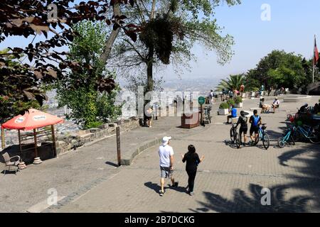 Le Point De Vue De La Terrasse Bellavista Qui Donne Sur La Ville De Santiago Depuis Cerro San Cristóbal, Au Chili. Banque D'Images