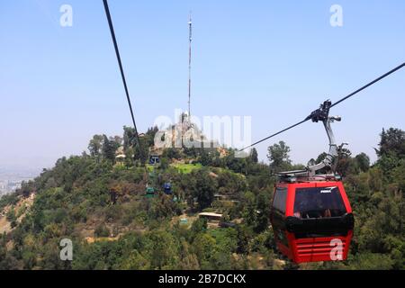 Le Téléphérique JusQu'À La Gare Oasis, Cerro San Cristóbal, Santiago City, Chili. Banque D'Images