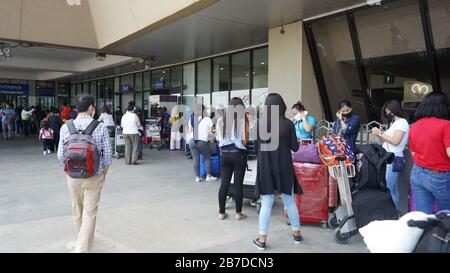 Paranaque, Philippines. 15 mars 2020. Des centaines de passagers nationaux des principaux aéroports nationaux des Philippines n'ont pas été autorisés à entrer dans le métro Manille en raison du verrouillage de la carte COVID19 Code Red Alert niveau 2 dans la métropole. Mais l'aéroport NAIA est toujours ouvert aux vols internationaux au milieu de la quarantaine du métro de Manille. (Photo De Sherbien Dacalanio/Pacific Press) Crédit: Pacific Press Agency/Alay Live News Banque D'Images