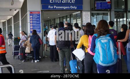 Paranaque, Philippines. 15 mars 2020. Des centaines de passagers nationaux des principaux aéroports nationaux des Philippines n'ont pas été autorisés à entrer dans le métro Manille en raison du verrouillage de la carte COVID19 Code Red Alert niveau 2 dans la métropole. Mais l'aéroport NAIA est toujours ouvert aux vols internationaux au milieu de la quarantaine du métro de Manille. (Photo De Sherbien Dacalanio/Pacific Press) Crédit: Pacific Press Agency/Alay Live News Banque D'Images