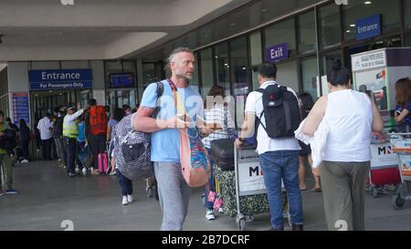 Paranaque, Philippines. 15 mars 2020. Des centaines de passagers nationaux des principaux aéroports nationaux des Philippines n'ont pas été autorisés à entrer dans le métro Manille en raison du verrouillage de la carte COVID19 Code Red Alert niveau 2 dans la métropole. Mais l'aéroport NAIA est toujours ouvert aux vols internationaux au milieu de la quarantaine du métro de Manille. (Photo De Sherbien Dacalanio/Pacific Press) Crédit: Pacific Press Agency/Alay Live News Banque D'Images