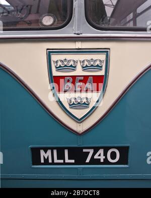 Le bus de transfert British European Airways (autocar AEC Regal) est exploité entre le terminal aérien de West London et l'aéroport d'Heathrow dans les années 1950. Banque D'Images